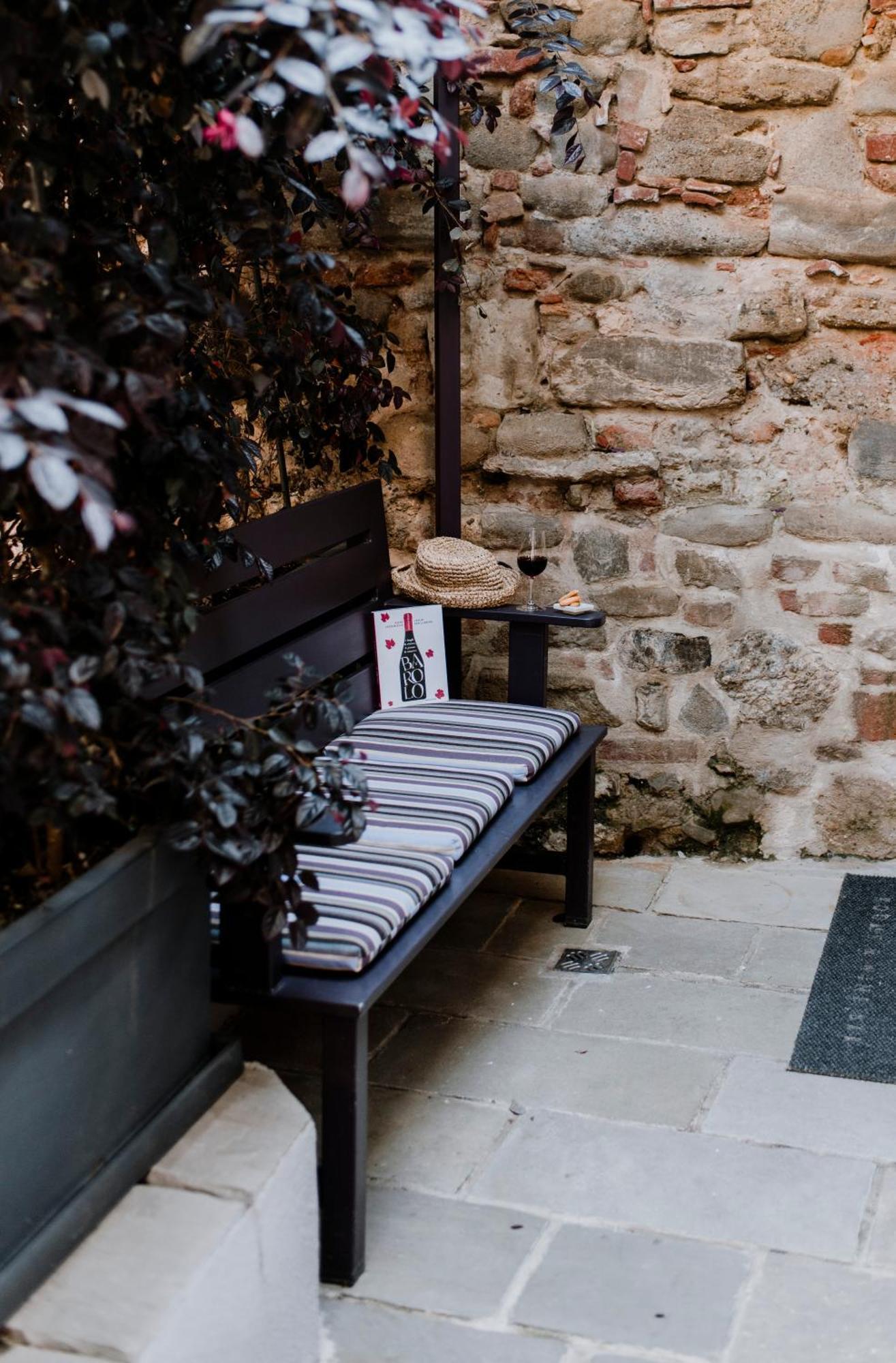 Uve Rooms & Wine Bar La Morra Bagian luar foto