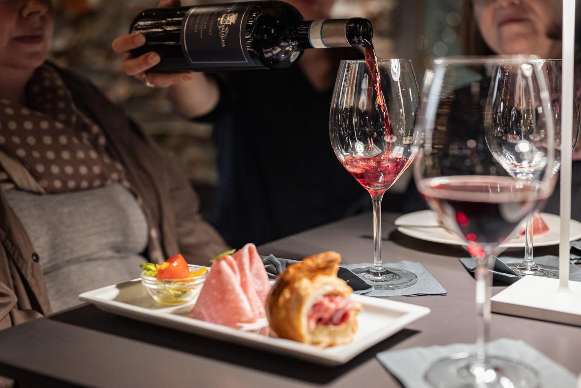 Uve Rooms & Wine Bar La Morra Bagian luar foto