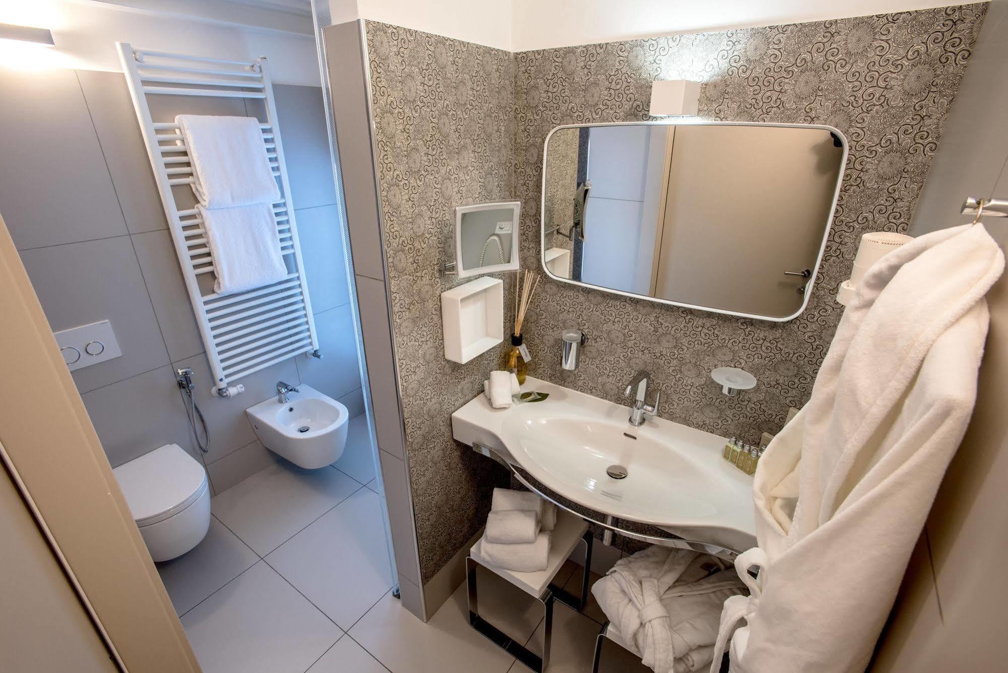 Uve Rooms & Wine Bar La Morra Bagian luar foto